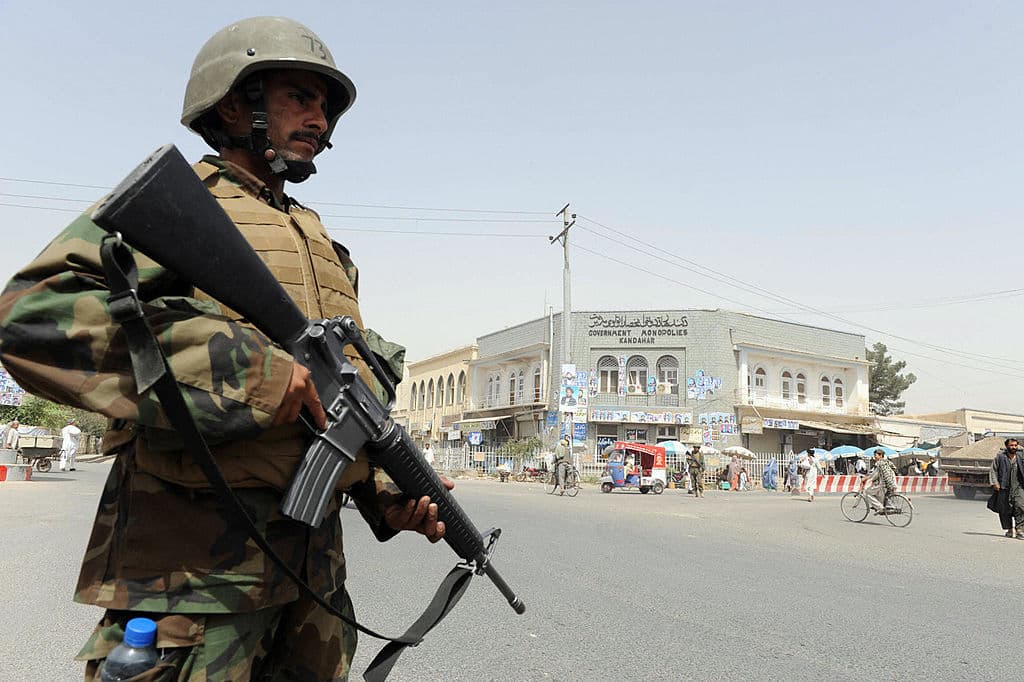 El gobernador de Kandahar y el embajador de Emiratos Árabes Unidos resultaron heridos.