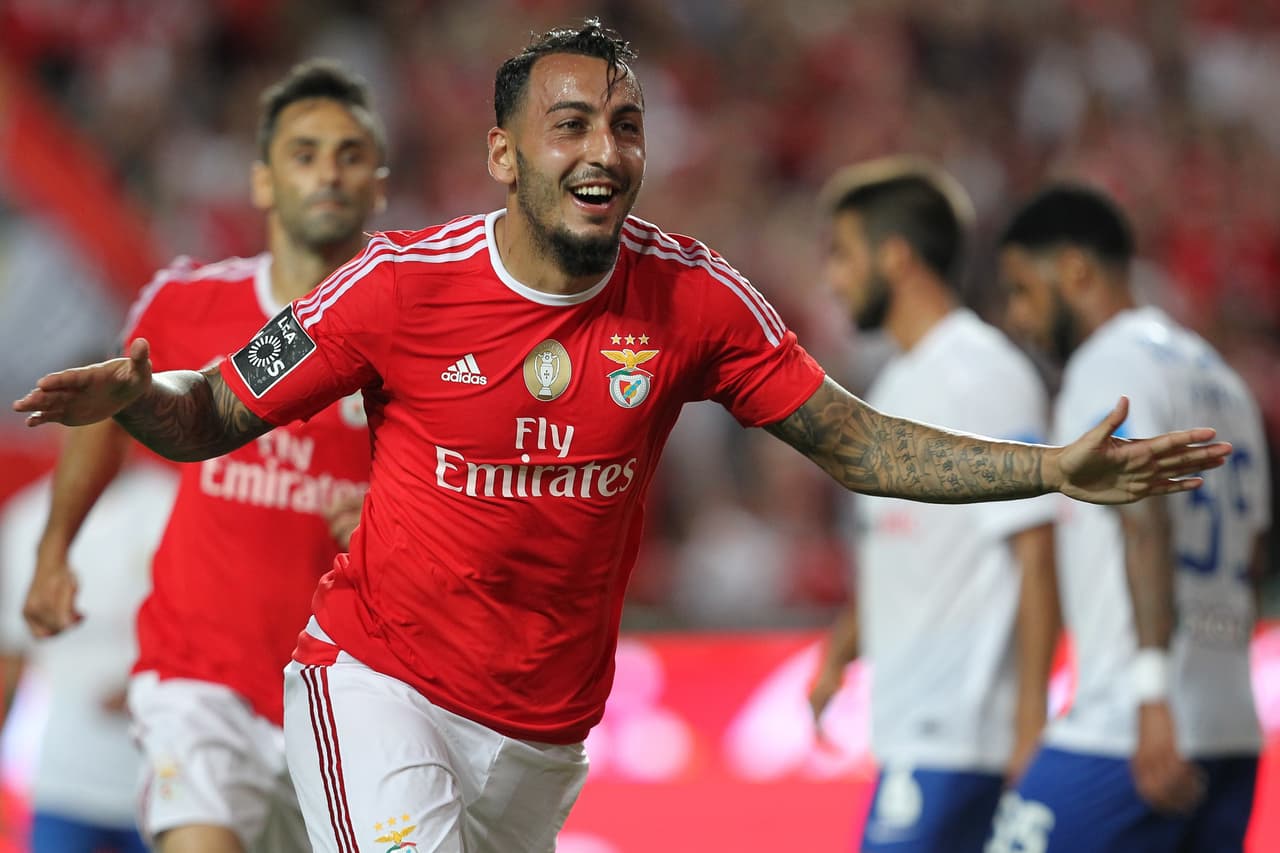 El campeón Benfica goleó al Estoril en 20 minutos y se pone líder en Portugal