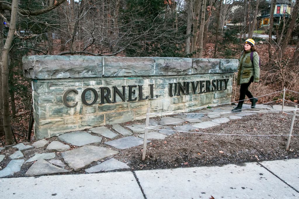 La policía detiene a un sospechoso de publicar amenazas contra estudiantes judíos de la Universidad de Cornell