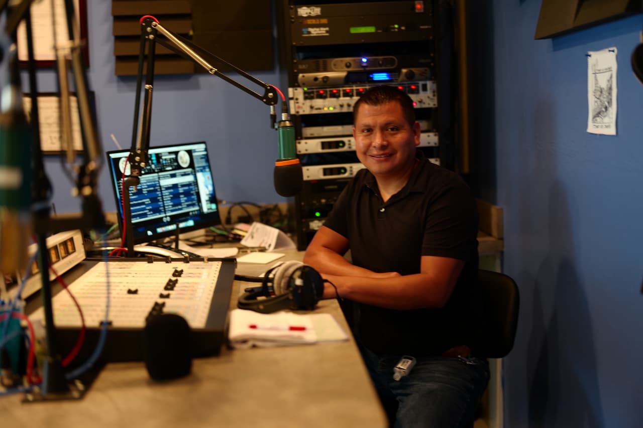 Cruz Salucio "El Nachito" conduce un programa diario en Radio Conciencia en el que comparte las últimas informaciones sobre el coronavirus.