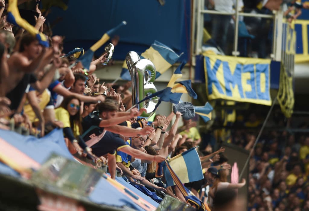 Los hinchas de Boca Juniors y River Plate viven con pasión la ida en la final de Copa Libertadores. Los xeneizes lo disfrutan en La Bombonera, mientras los 'millonarios' apoyan en el Monumental, pues no pueden ir al estadio de su rival.