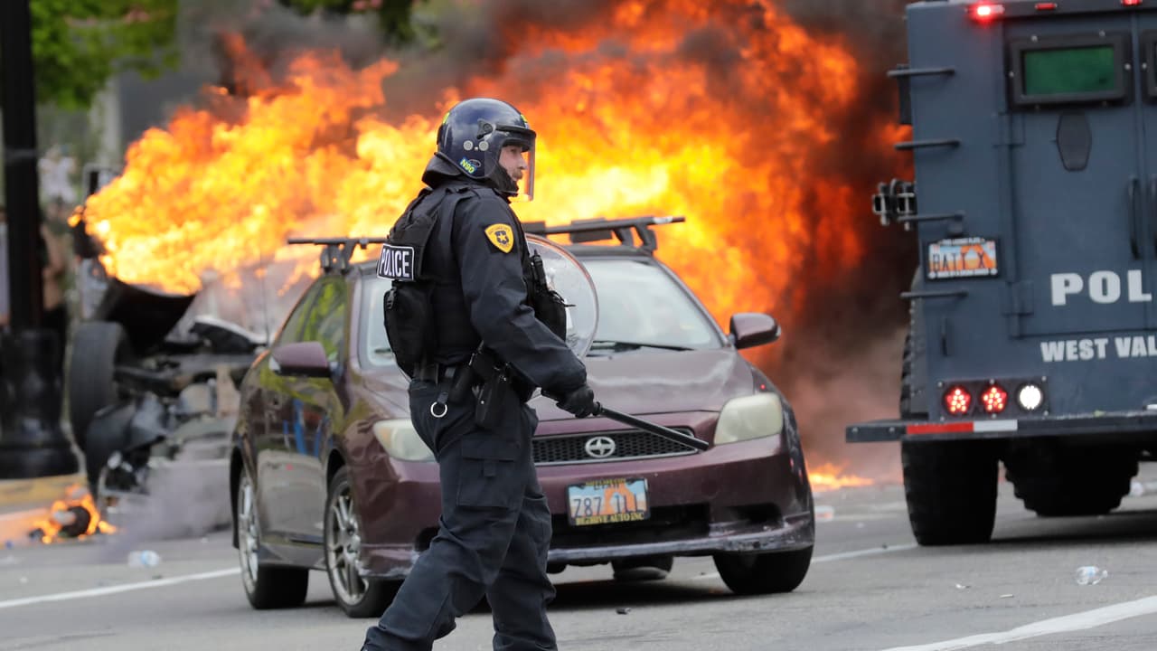 En esa ciudad de Utah la policía informó de seis detenidos y un agente herido tras recibir un golpe en la cabeza con un bate de béisbol.