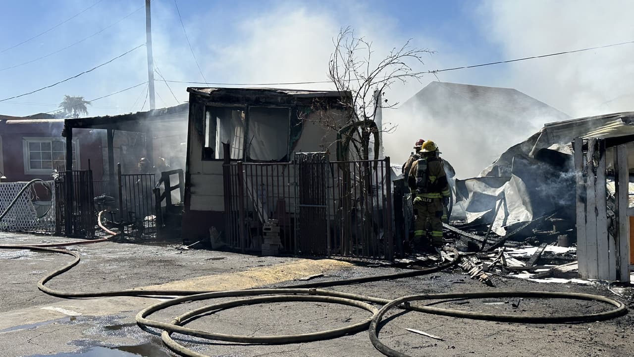 Al menos diez personas fueron desplazadas de sus hogares luego de que se registrara un incendio que involucró a varias casas móviles cerca del área de 31st Avenue y Buckeye.