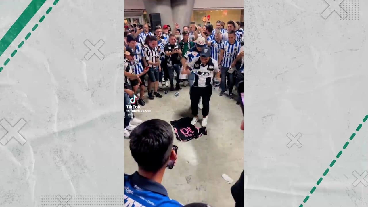 Nueva burla de fans de Rayados hacia Messi: ¡Bailan sobre su playera!