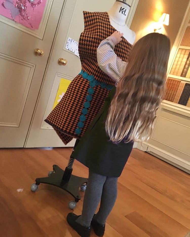 ¡Ternurita! La orgullosa Victoria Beckham compartió una foto de su nena vistiendo a un maniquí con uno de sus diseños. Se nota que Harper quiere ser como mami cuando crezca.