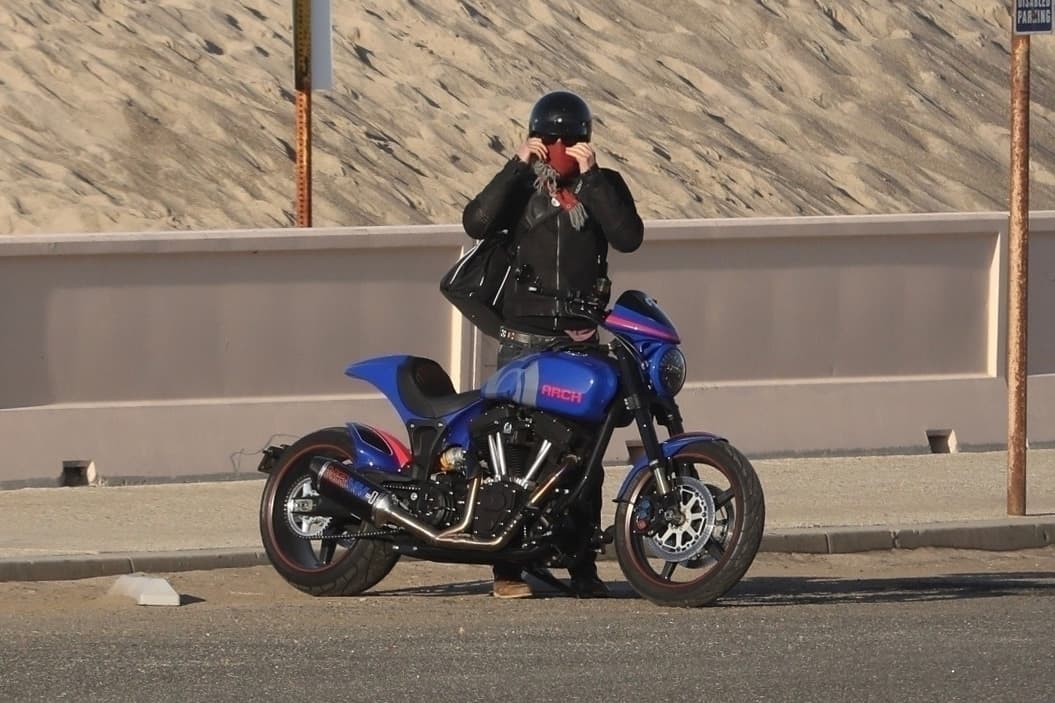 Se ocultó en su 'look' y arrancó rumbo a otra aventura.