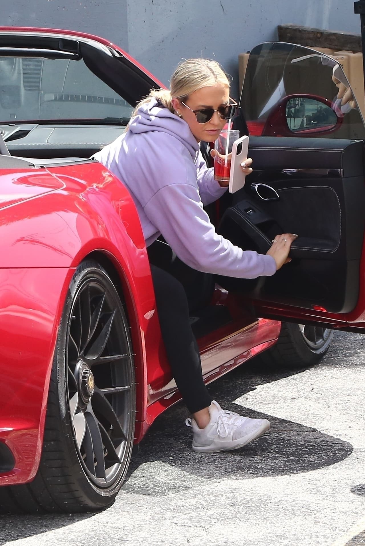 Kathryne es originaria de Beaumont, Texas, y tiene 25 años, por lo que Alex sería dos décadas mayor que ella.