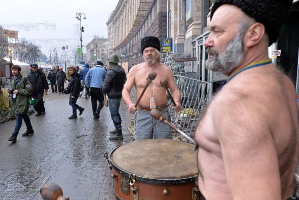 Aunque las protestas iniciales fueron notoriamente pacíficas los radicales han favorecido los enfrentamientos con la policía.