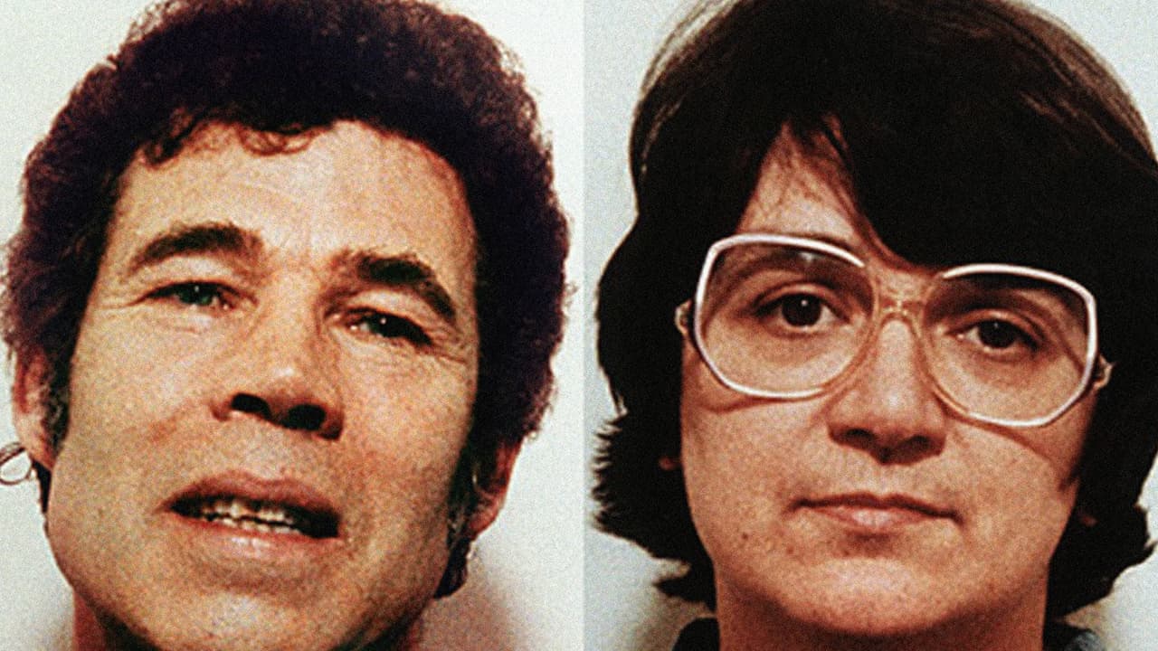 <b>Rosemary Pauline y Fred West. </b>Pareja británica que violó, torturó y asesinó al menos a 12 mujeres en su casa de Gloucester, Inglaterra. Eran chicas que pedían hospedaje, niñeras que se ofrecían a cuidar a sus hijas, secuestradas en paradas de autobuses y hasta una hija de Fred de su primer matrimonio. Los investigadores encontraron restos humanos enterrados en el jardín de su casa. Fueron condenados a cadena perpetua. Fred se suicidó en prisión en 1995 y Rosemary aún continua bajo arresto, hasta 2019 cuando podría pedir libertad condicional, a sus 66 años.