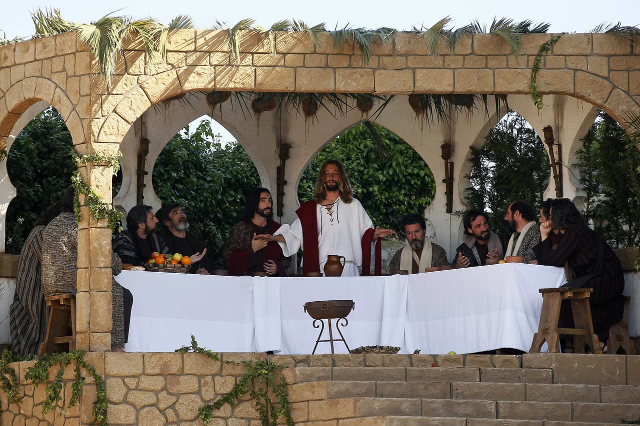 En la última cena de Jesús, trece fueron los comensales y terminó en traición, tanto la Cábala como las leyendas nórdicas enumeran a 13 espíritus malignos, una leyenda escandinava cuenta que en una cena de dioses en el Valhalla, Loki, el espíritu del mal, era el decimotercer invitado, en el Tarot, este número es la Carta de la Muerte –aunque no significa literalmente la muerte sino el cambio y la transformación.