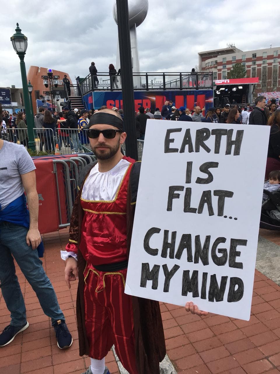 Los terraplanistas hacen presencia en la antesala del Super Bowl. ¿Les cambiarán el pensamiento?