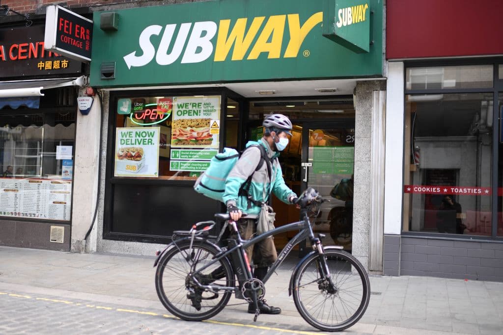 Demandan a la cadena de comida rápida 'Subway' por usar supuesto "atún falso"