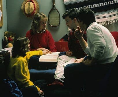 Aprovecha la visitaNo debes olvidar durante tu visita: Tomar el tour del campus, programar una entrevista con el encargado de la oficina de admisión, obtener tarjetas de presentación de las personas con las que hables para contactarlas en el futuro, recoger las solicitudes para ayuda financiera, asistir a una clase de una asignatura que te interese y hablar con el profesor.Más información:www.collegeboard.com/padres