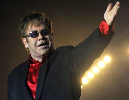 Ahora la caja de los recuerdos del famoso cantante Elton John puede comprarse para beneplácito de sus fans.