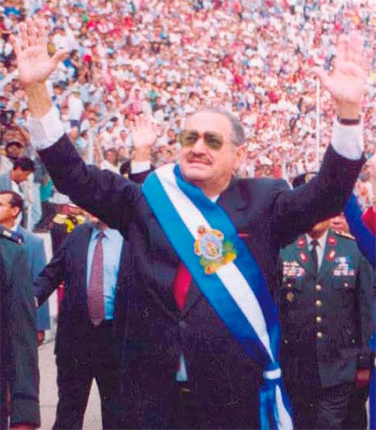 Carlos Roberto Reina fue expresidente de Honduras en el período 1994 -1998, durante su gobierno mejoró las cifras económicas, sin embargo en analfabetismo, desempleo y delicuencia la situación no fue la mejor. El 19 de agosto el exmandatario se suicidó de un tiro en la cabeza a los 77 años, al no soportar los malestares del cáncer de páncreas que padecía.