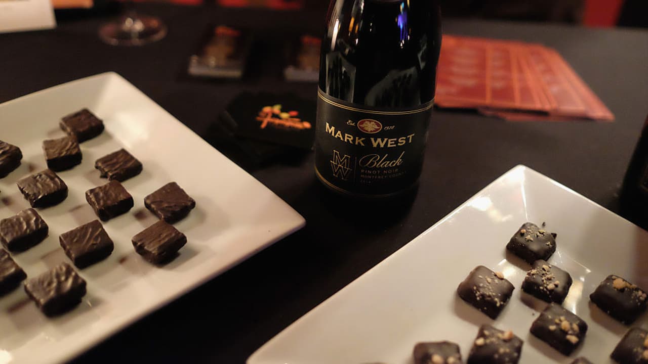 Te contamos cuáles son los beneficios de consumir chocolate amargo y vino tinto