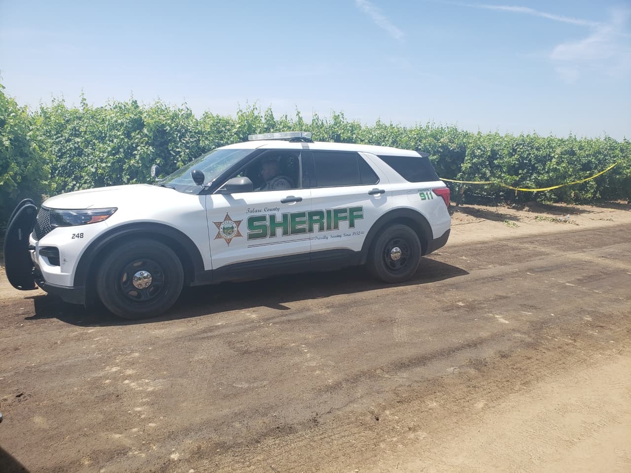 Detectives de homicidios del condado acudieron a investigar el hallazgo del cadáver de un hombre en Earlimart.