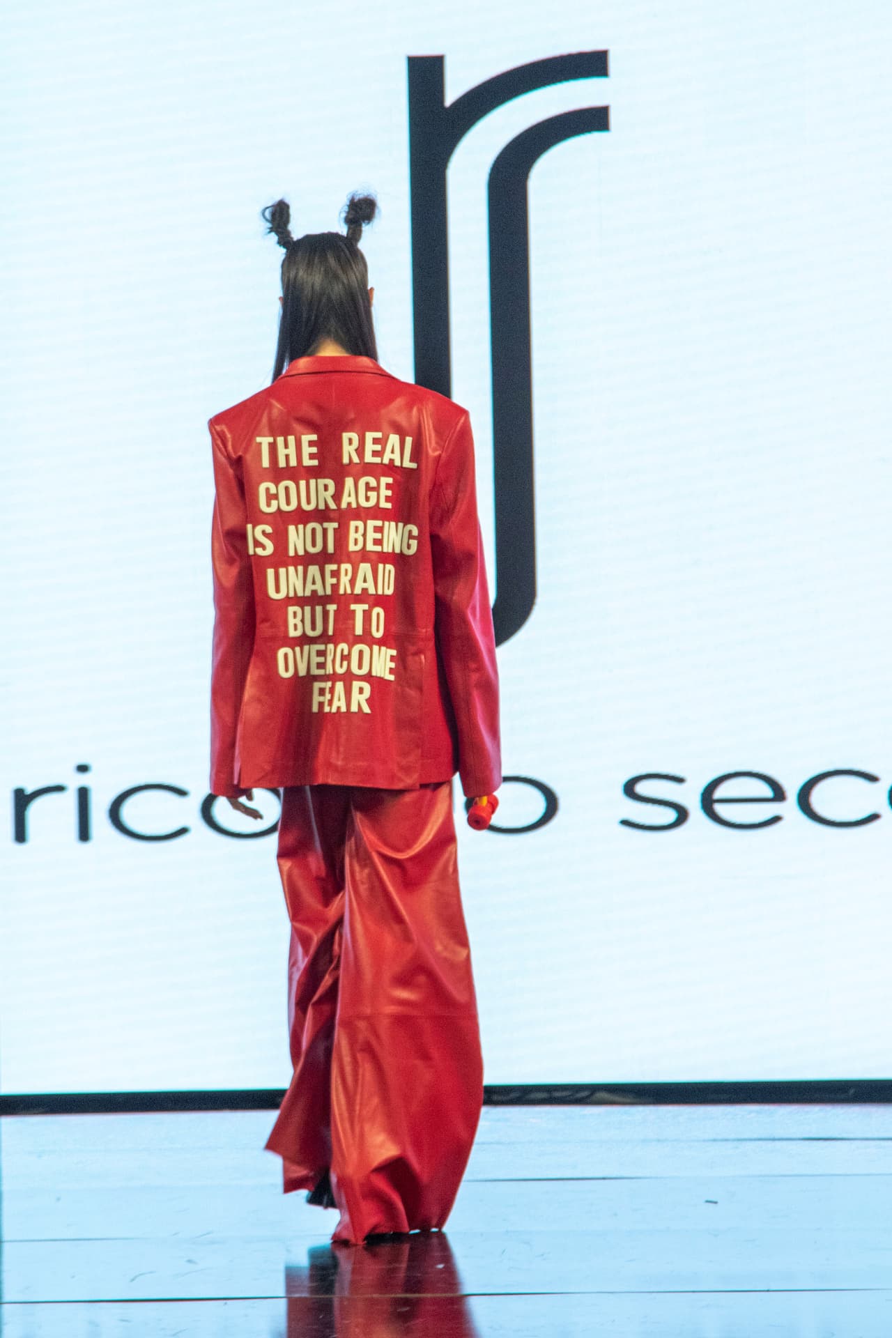 Son múltiples las piezas con poderosos mensajes grabados, a fin de transmitir poder y autoridad, con elegancia.