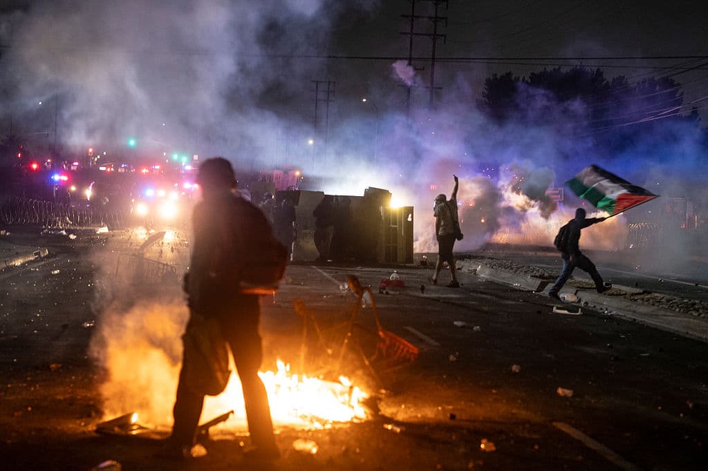 Entre los manifestantes en Compton, había latinos y también
<b><a href="https://www.univision.com/local/los-angeles-kmex/palestina-libre-genocidio-israel-claman-los-angeles-fotos" target="_blank"> palestinos dolidos por el apoyo a Israel, durante la guerra con Gaza</a></b>.
