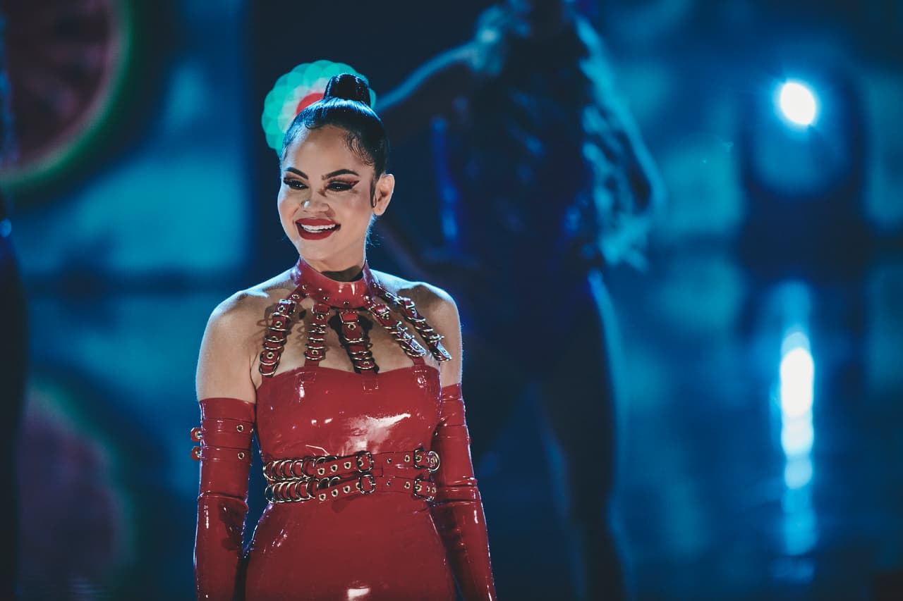 La dominicana prendió el escenario con su tema y espectacular show.