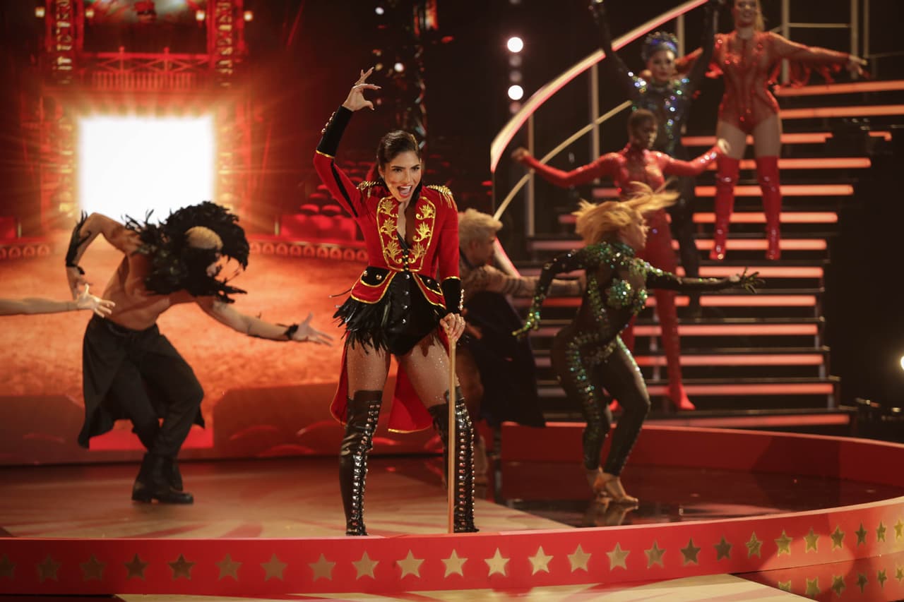 Ale llegó vestida con un traje de jefa de pista.