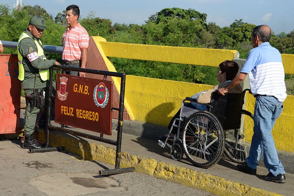 Enfermos en sillas de ruedas también aprovecharon para cruzar el puente Simón Bolívar en las últimas horas. Foto: GEORGE CASTELLANOS/AFP/Getty Images.