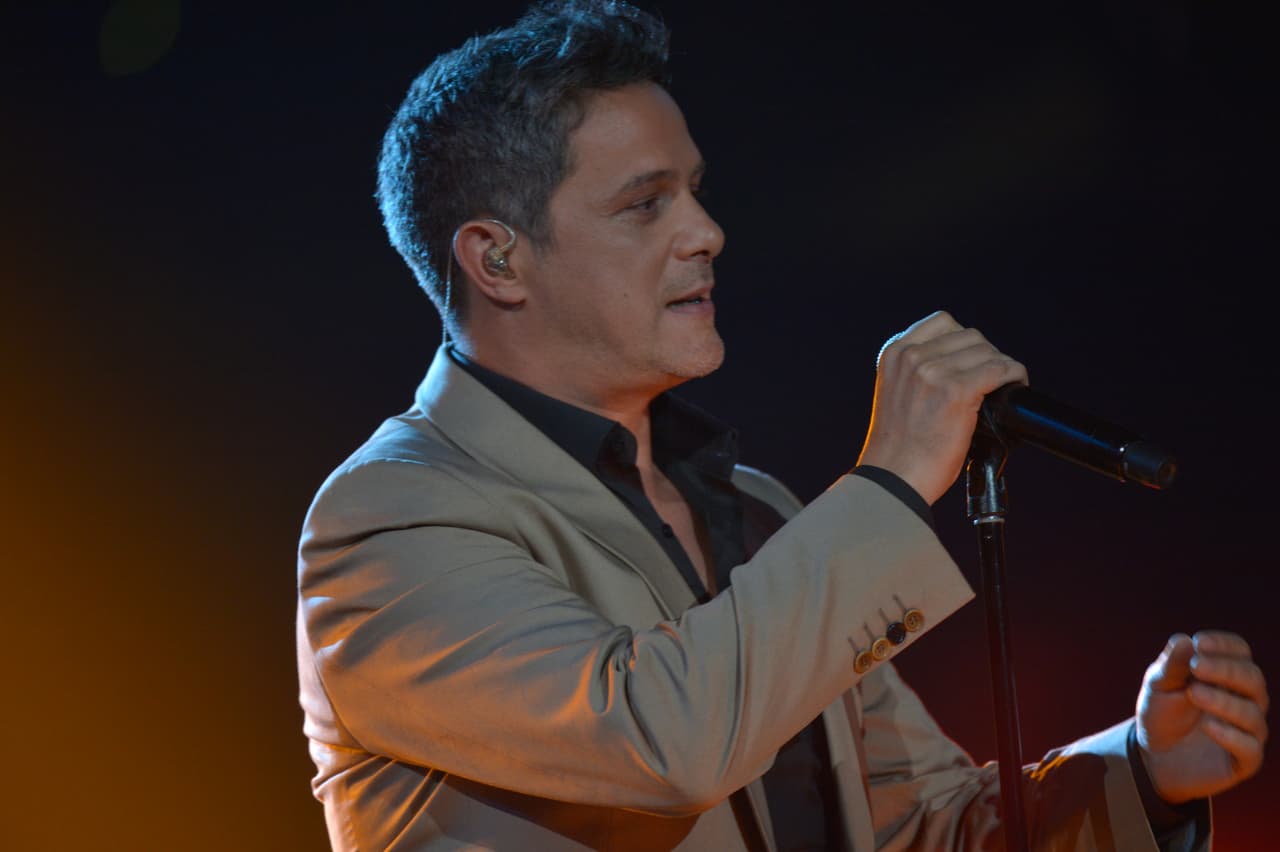 El galán español llenará de romanticismo la gran noche musical.