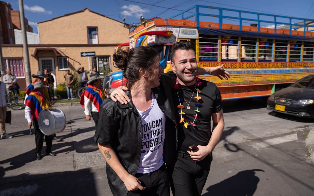 John Erik Aarsheim camina junto a su hermano, Juan, en el barrio de Minuto de Dios para encontrarse con su madre. Ambos estuvieron separados 32 años porque John fue robado por un conocido de la familia.