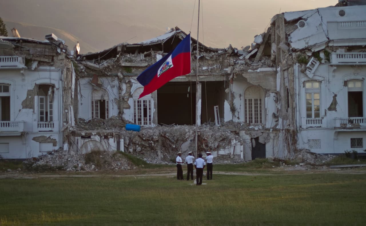 <b>Terremoto de Haití:</b> La bandera a media asta y una ceremonia de un minuto de silencio ante el Palacio Presidencial de 
<a href="https://www.univision.com/noticias/noticias-de-latinoamerica/haiti-4-anos-despues">Haití </a>conmemoraban el primer aniversario del terremoto de magnitud 7 que devastó la isla y que acabó con la vida de 230,000 personas y dejó a millones sin hogar el 12 de enero de 2010.