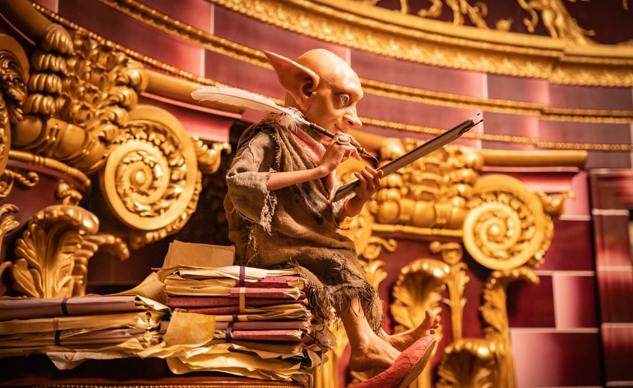 <b>Encuentro con Higgledy: </b>Conoce a la elfa doméstica que limpia frenéticamente la oficina antes del juicio, añadiendo un toque de humor y encanto al recorrido.