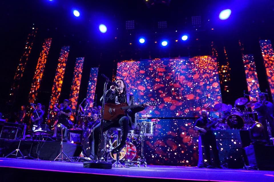 Además de interpretar sus éxitos románticos, Marco Antonio Solís ha preparado un espectáculo de luz y sonido digno de cualquier escenario en el mundo.