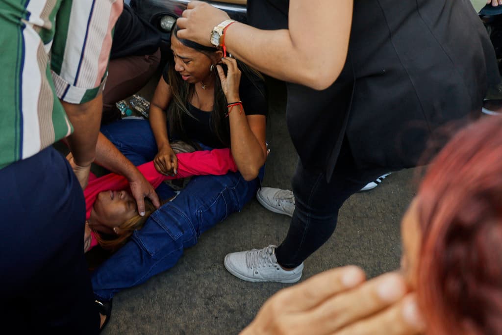 Familiares de las víctimas perdieron las fuerzas al enterarse de que algunos sufrieron heridas mortales. Oficialmente no se ha ofrecido un estimado sobre 
<b>cuántas personas estaban adentro de Jet Set</b> durante la madrugada de lunes para martes.