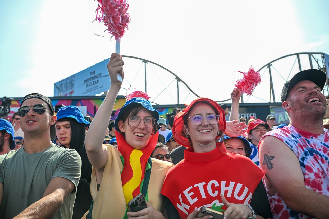 Los concursantes tiene grupos de fans que los apoyan durante todo el evento, algunos son familiares, amigos y hasta desconocidos.