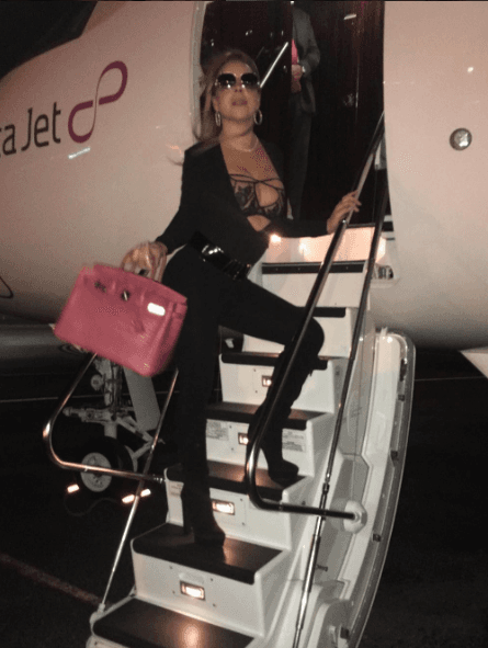 Ha adquirido un gusto por los escotes pronunciados.