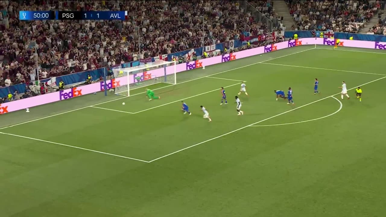 Gran contra del Aston Villa que Safonov ataja