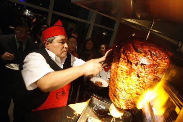 Esto podría deberse al procedimiento seguido en dichos lugares para extraer los minerales. Los mineros utilizaban explosivos para romper el mineral; envolvían la pólvora con piezas de papel. Quizá debido a la semejanza de la envoltura, el taco tomó de ahí su nombre.