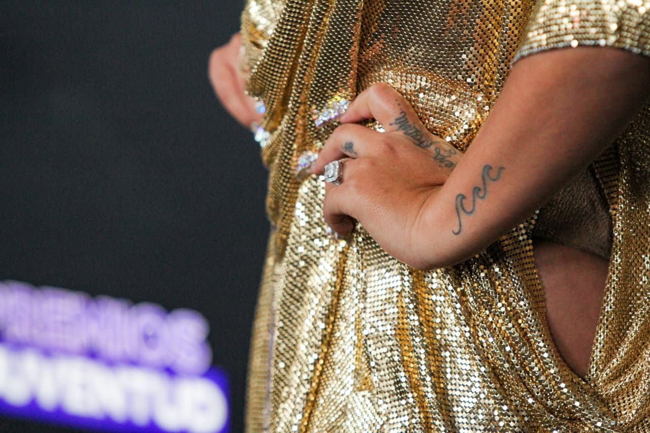 La colombiana eligió un espectacular vestido dorado con el que lució cada uno de sus tatuajes.