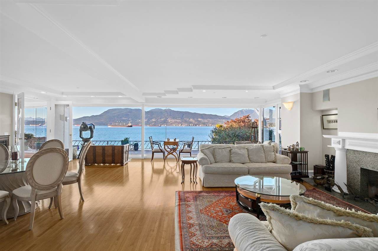 El 20 de enero se publicaron una serie de fotografías del que podría ser el nuevo hogar de los duques en Vancouver, Canadá. 
<b><a href="https://www.univision.com/famosos/meghan-markle-le-pone-el-ojo-a-esta-mansion-con-vista-al-mar-y-que-cuesta-27-5-millones-de-dolares-fotos" target="_blank">Se trataría de una mansión con vista al mar,</a></b> cuyo costo se estima en 27.5 millones de dólares.