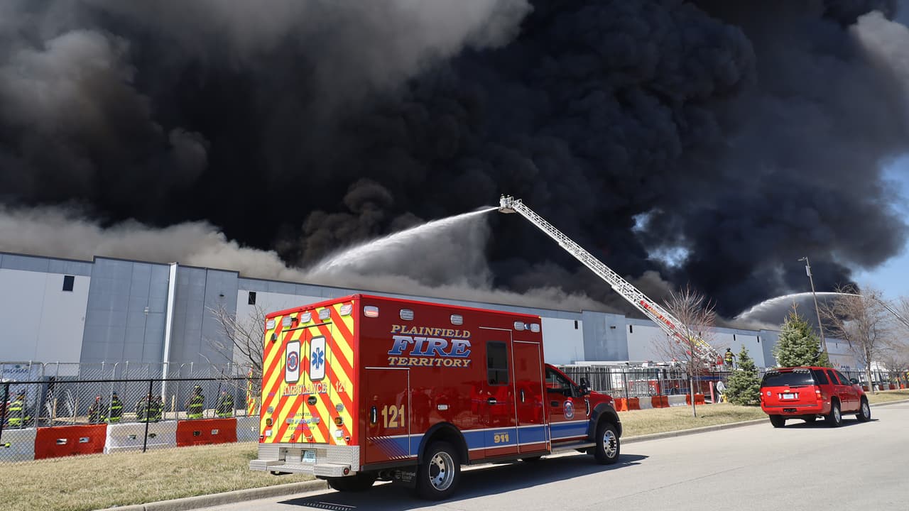 La bodega mide más de un millón de pies cuadrados, por lo que 
<b>las escalas atacaron el fuego desde distintos frentes.</b>