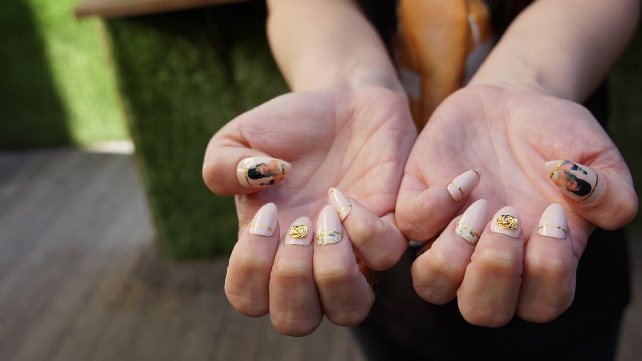 La Mala nos mostró sus uñas de Selena <3.