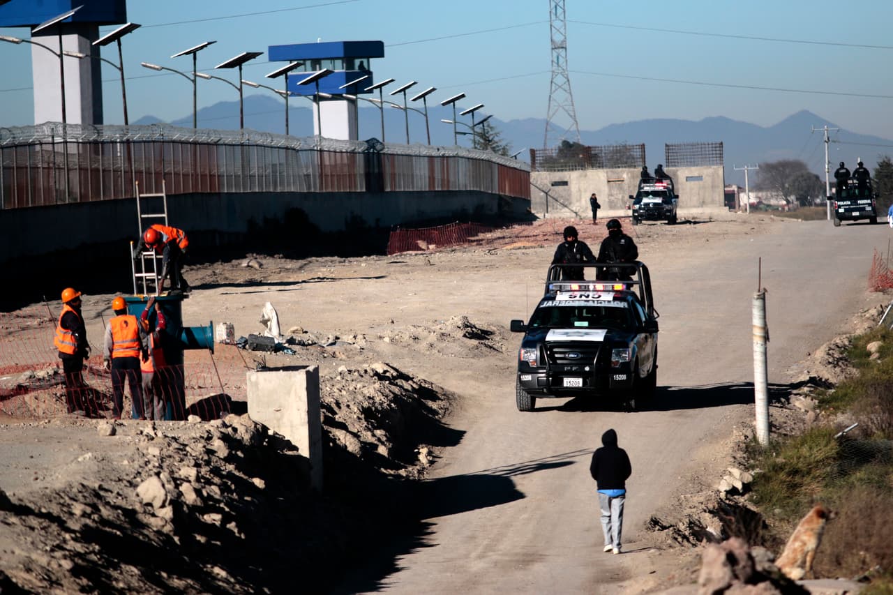 La policía Federal reguarda los perímetros de la prisión donde se encuentra "El Chapo"