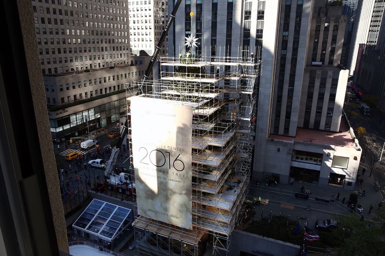 El árbol navideño de este año es el segundo más alto desde que se inició la tradición, en el 1933. El expuesto en el 1999, midió 100 pies.