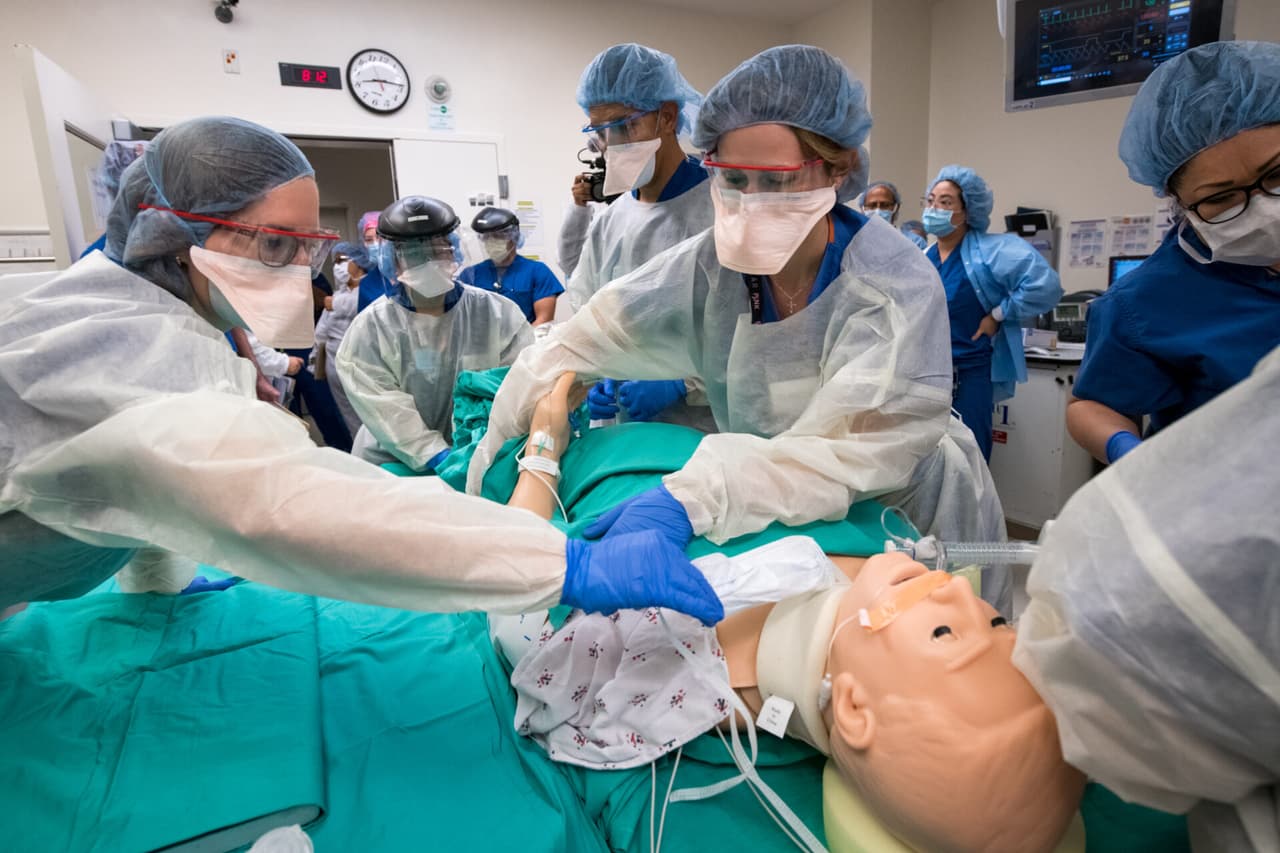 Y si bien, las medidas de
<a href="https://www.univision.com/local/los-angeles-kmex/habitantes-de-los-angeles-estan-cumpliendo-las-normas-establecidas-para-prevenir-el-coronavirus-video">distanciamiento social</a>,
<a href="https://www.univision.com/local/los-angeles-kmex/los-angeles-cierra-centros-de-entretenimiento-y-limita-el-servicio-de-restaurantes-debido-al-coronavirus">cierres de negocios no esenciales,</a>
<a href="https://www.univision.com/local/los-angeles-kmex/esta-es-la-razon-por-la-que-cierran-playas-y-parques-durante-la-cuarentena-del-coronavirus">parques y playas públicas</a> ayudan, según los expertos, a contener la curva de contagios en
<a href="https://www.univision.com/temas/california">California</a>. Las proyecciones de las autoridades de salud son poco optimistas con relación a las
<a href="https://www.univision.com/temas/estado-de-emergencia">emergencias</a> que se esperan debido al
<a href="https://www.univision.com/temas/coronavirus">coronavirus</a>.