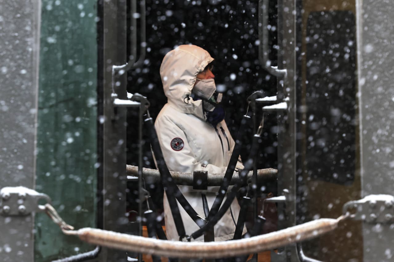 Mantente infromado sobre 
<b><a href="https://www.univision.com/local/nueva-york-wxtv/tormenta-de-nieve-mega-sitios-de-vacunacion-cerrados-en-nj-y-44-condados-de-ny-en-estado-de-emergencia">lo último de la tormenta aquí.</a></b>