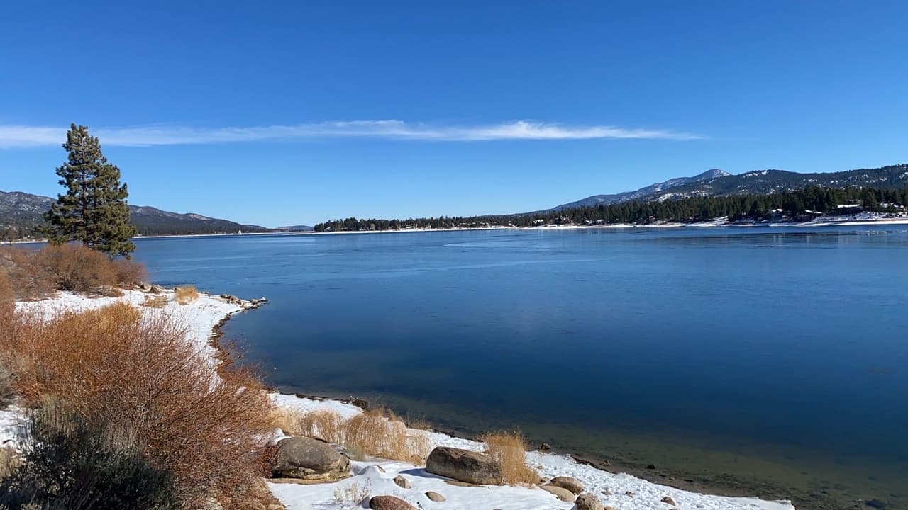 <b><a href="https://www.fs.usda.gov/recarea/sbnf/recarea/?recid=26227" target="_blank">Big Bear Lake </a></b>
<br>El espectacular lago congelado en Big Bear, en las montañas de San Bernardino en el sur de California, es otro paseo muy cerca de la ciudad que podrás disfrutar durante este feriado.
