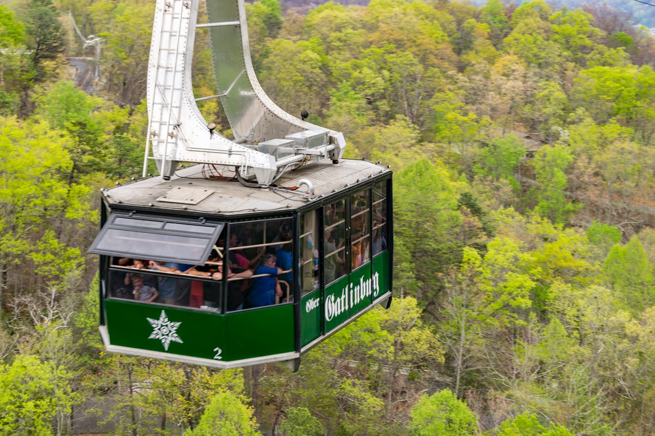 <b>Puesto 6. Gatlinburg, Tennessee.</b> Esta ciudad es espectacular en otoño, cuando las hojas cambian de color. Ofrece una variedad de paseos gratuitos en los que puede pescar, andar en bicicleta, observar aves y hacer caminatas. Puede conocer el teleférico Ober Gatlinburg (en la foto) o la artesanía de los Apalaches en las galerías y tiendas del centro de artes Great Smoky Mountains.