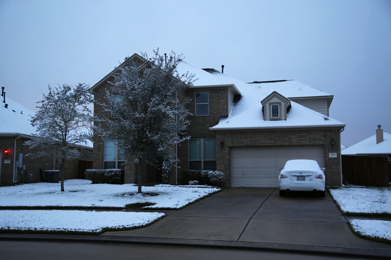 El verde de los céspedes se reemplazó con suaves tapetes de nieve.