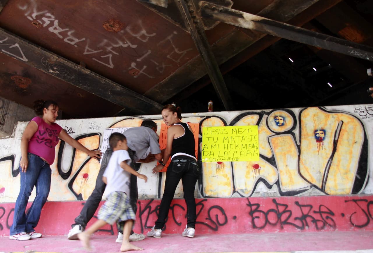 Varias negativas. Familiares del mexicano Sergio Adrián Hernández Güereca, el 18 de agosto de 2011, protestando bajo el cruce fronterizo entre Ciudad Juárez y El Paso. Unos días antes un juez federal en Texas había desestimado la demanda de la familia, pero sus abogados llevaron el caso después a una corte de apelaciones.