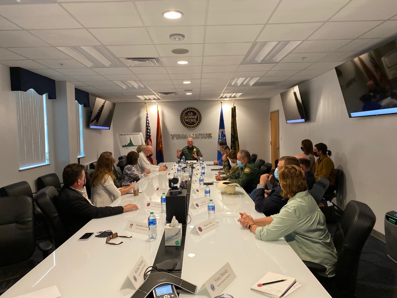 El funcionario republicano ha tenido desavenencias con el gobierno del presidente Joe Biden en torno a las políticas de inmigración y ha descrito la situación en la frontera como una “crisis”.
<br>