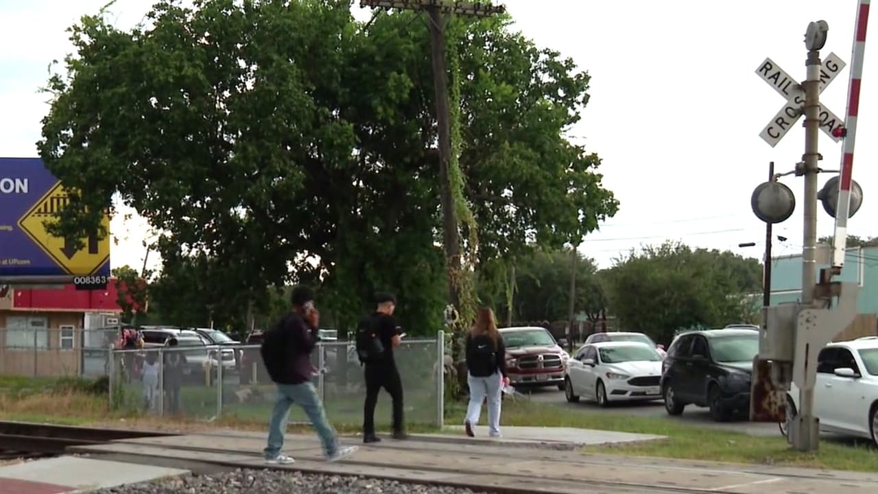 Aprueban construcción de puente peatonal tras muerte de estudiante hispano arrollado por un tren